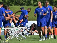 宝威体育APP-荷兰万人空巷，全力备战欧洲杯之路(荷兰 02 不敌捷克无缘欧洲杯 8 强,如何评价这场比赛?)