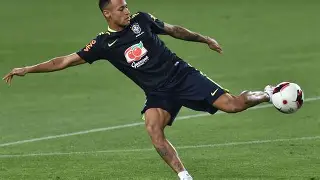 巴黎圣日耳曼球员一击得分，领先对手